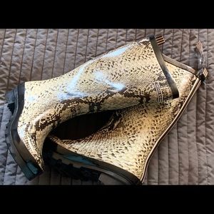 Henri Bendel Snake print Rain Boots (NWT, Size 7)